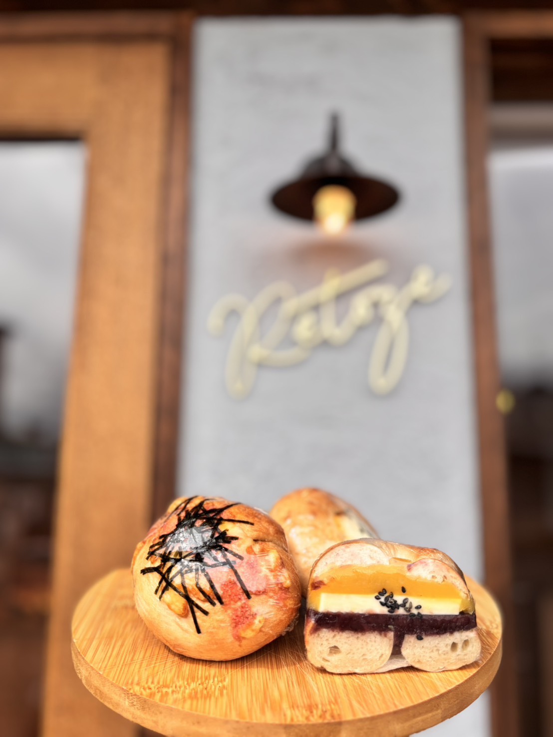 RETOZE BAKERYの店内とベーグル